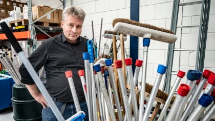 Willem op zijn werk bij een schoonmaakkar 